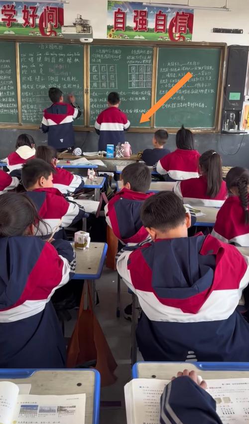 小学教室后排视角 学生举着皱巴巴的打印文稿