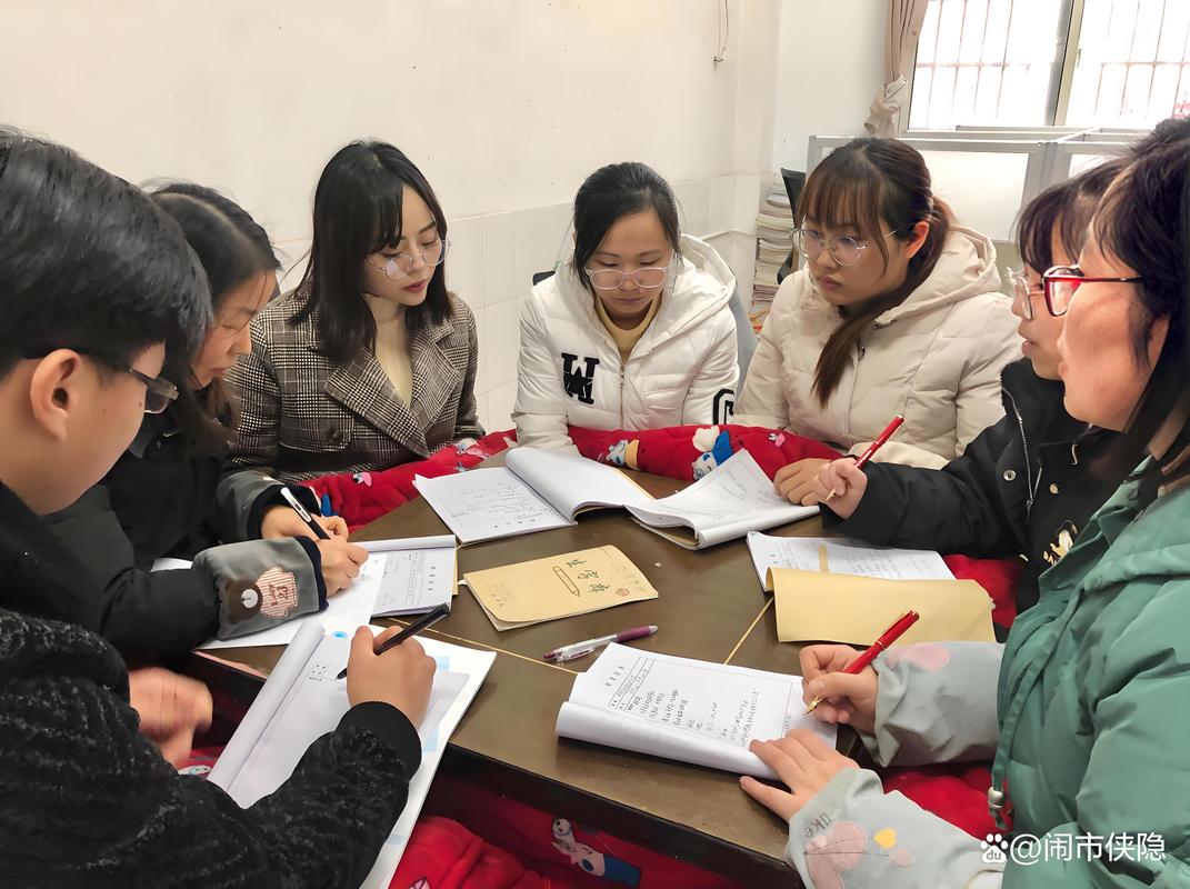 教师围坐一圈进行焦点听评课讨论 笑容轻松