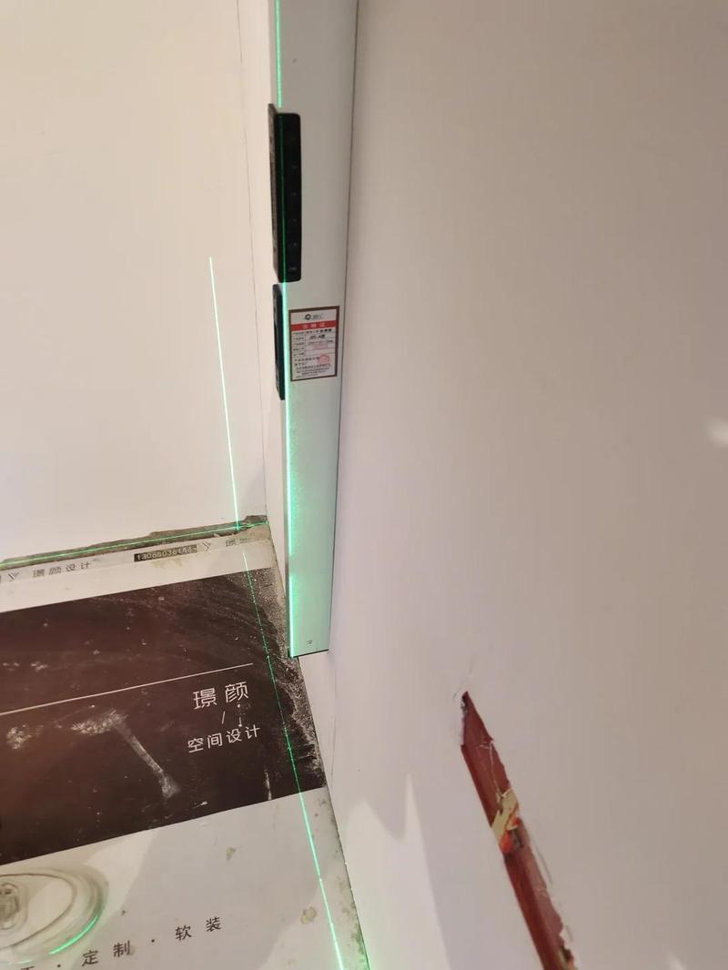 装修验收用激光水平仪测墙面垂直度实拍