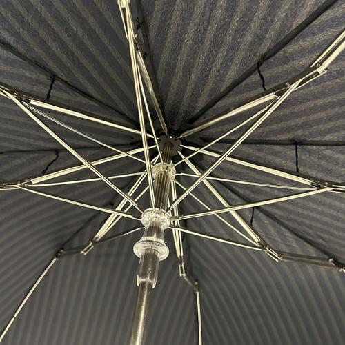 门后悬挂变形弯曲的雨伞骨实拍