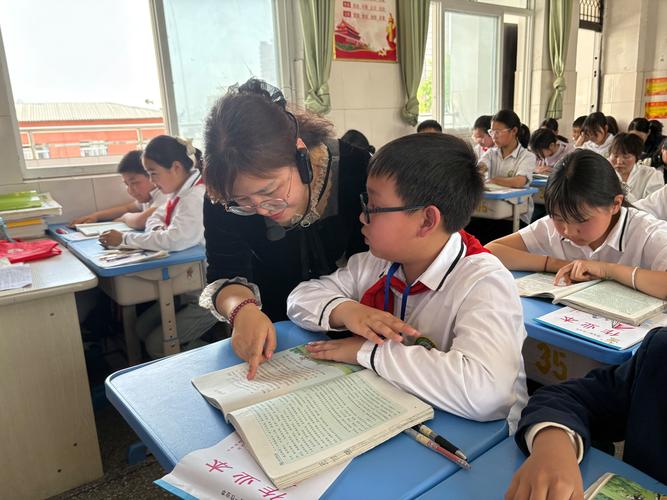 小学公开课教师表扬学生场景