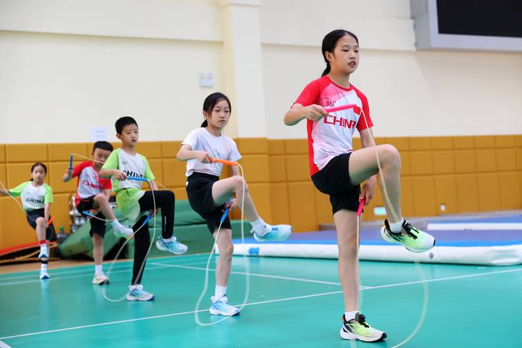小学生户外体育课跳绳训练