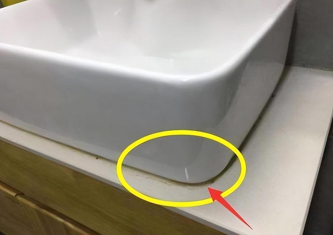 卫生间淋浴房底部玻璃胶发霉实拍