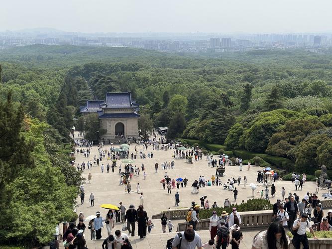 南京中山陵:爬上台阶后,别忘了绕到后面