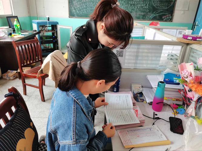 小学教室学生整理个人成长档案袋场景