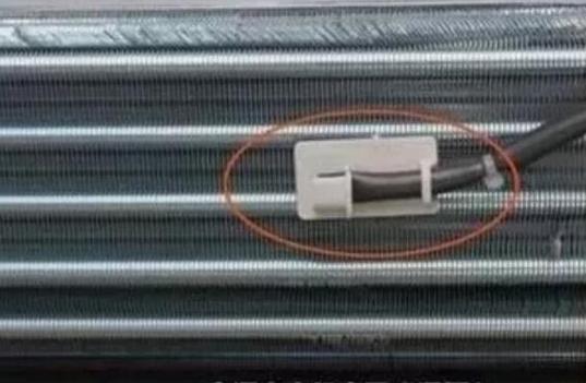 家用空调外机翅片温度传感器安装位置特写