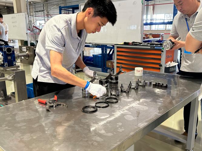 工业装配高级技工手工匹配精密航空零件