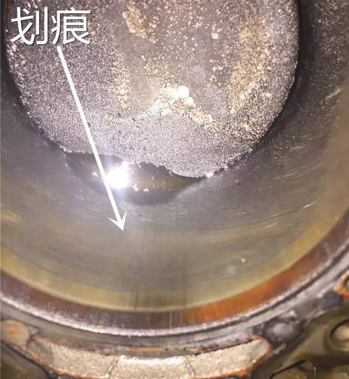 汽车维修厂内窥镜探缸查看缸壁拉伤实拍图