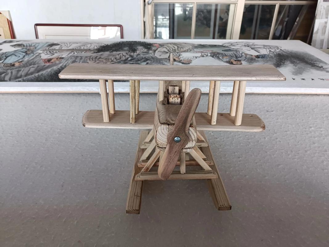 手工木质艺术品在展台上特写