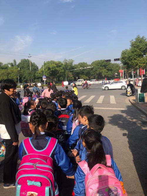 工业厂区员工早班通勤哼路上上学歌场景