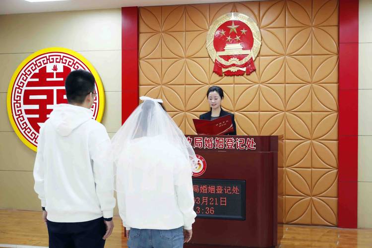 婚姻登记处新人领证场景