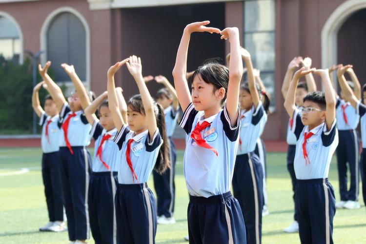 小学生大课间整齐做操面无表情
