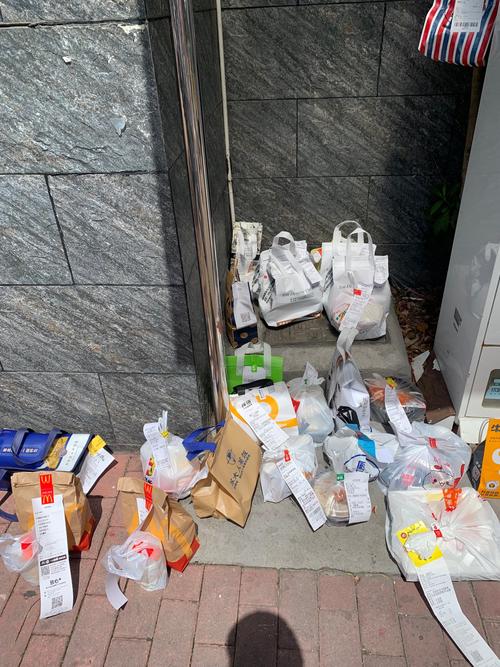 小区楼下外卖柜被偷餐的取餐台现场