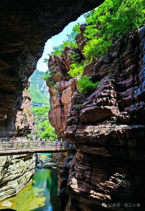 中国河南云台山红石峡夏季崖壁瀑布栈道