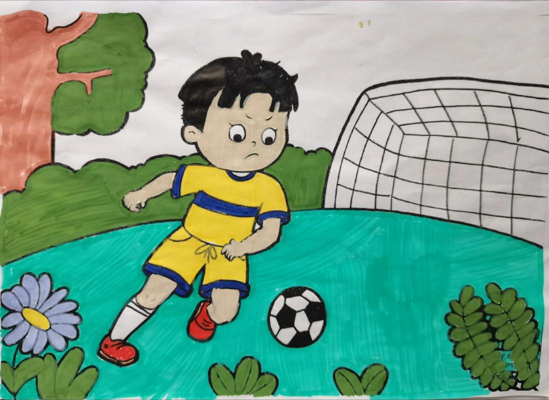 乡村学校学生展示自己绘制的美术作品