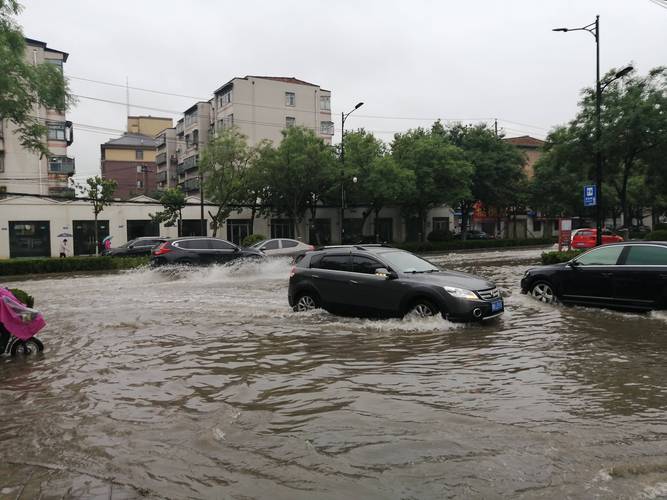北京城市汛期低洼路段积水防护实景图