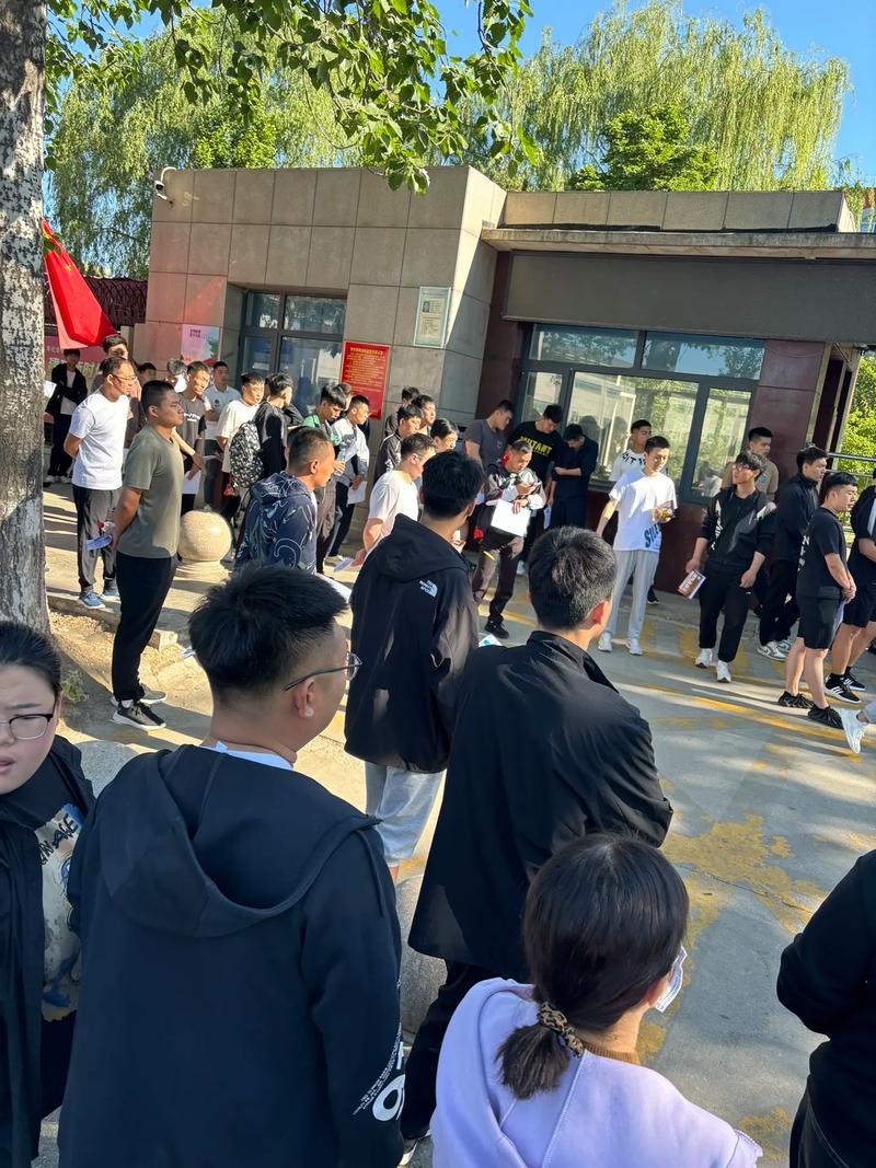 消防工程师考试现场排队入场