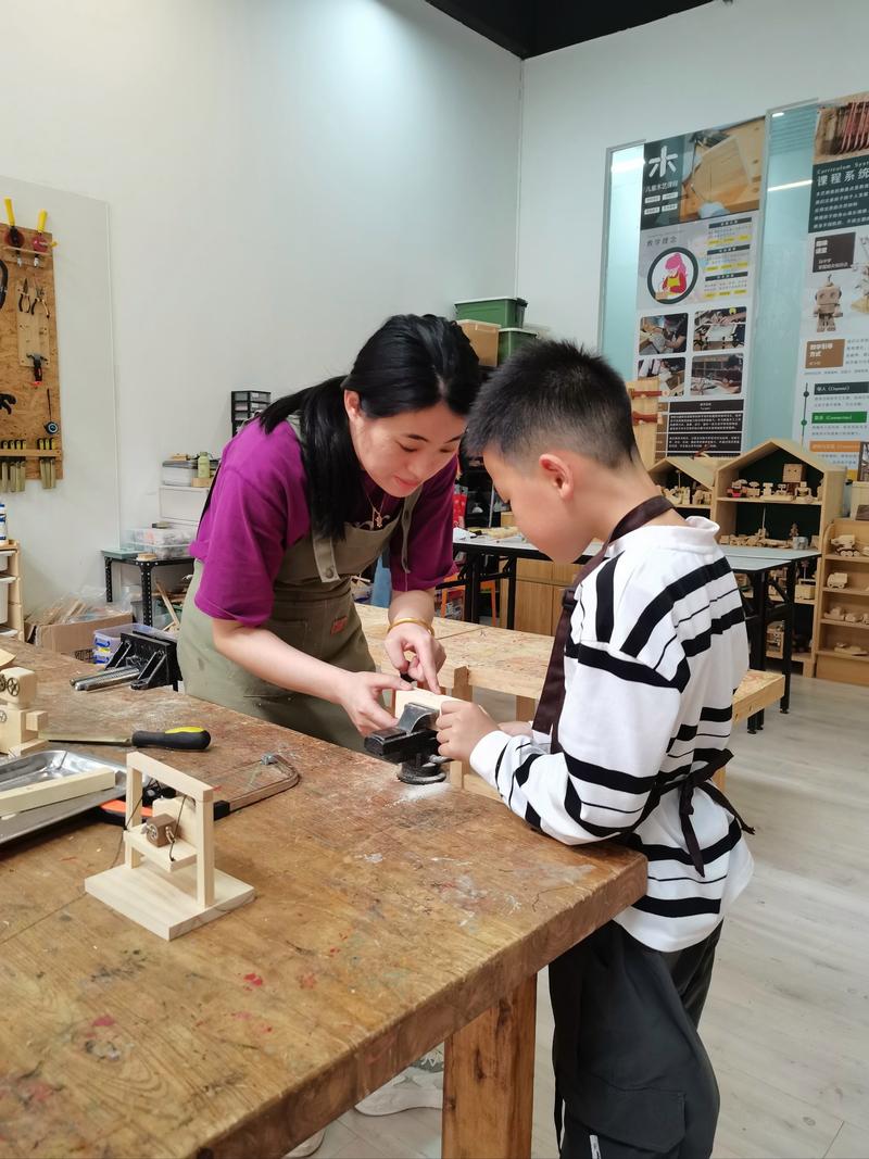 亲子木工工作坊孩子和家长一起用砂纸打磨木料