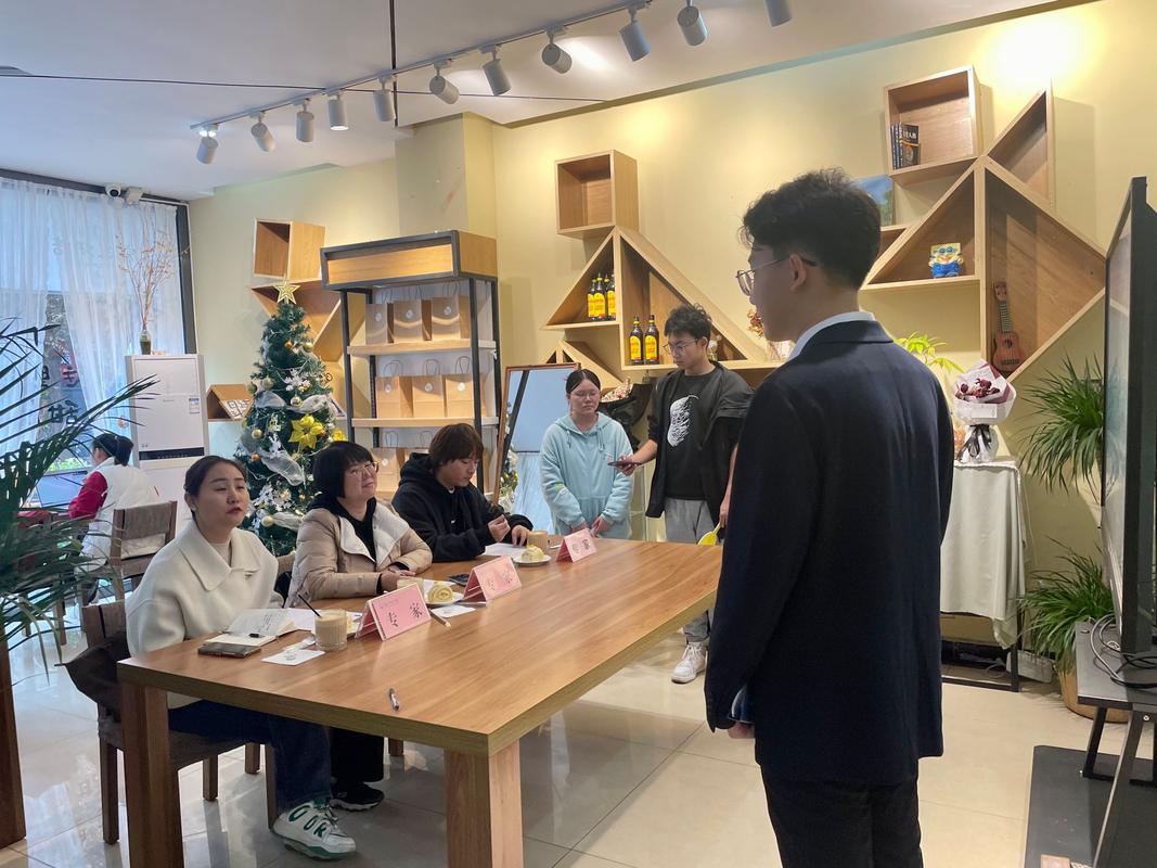 大学生创业路演现场，天使投资人犀利提问