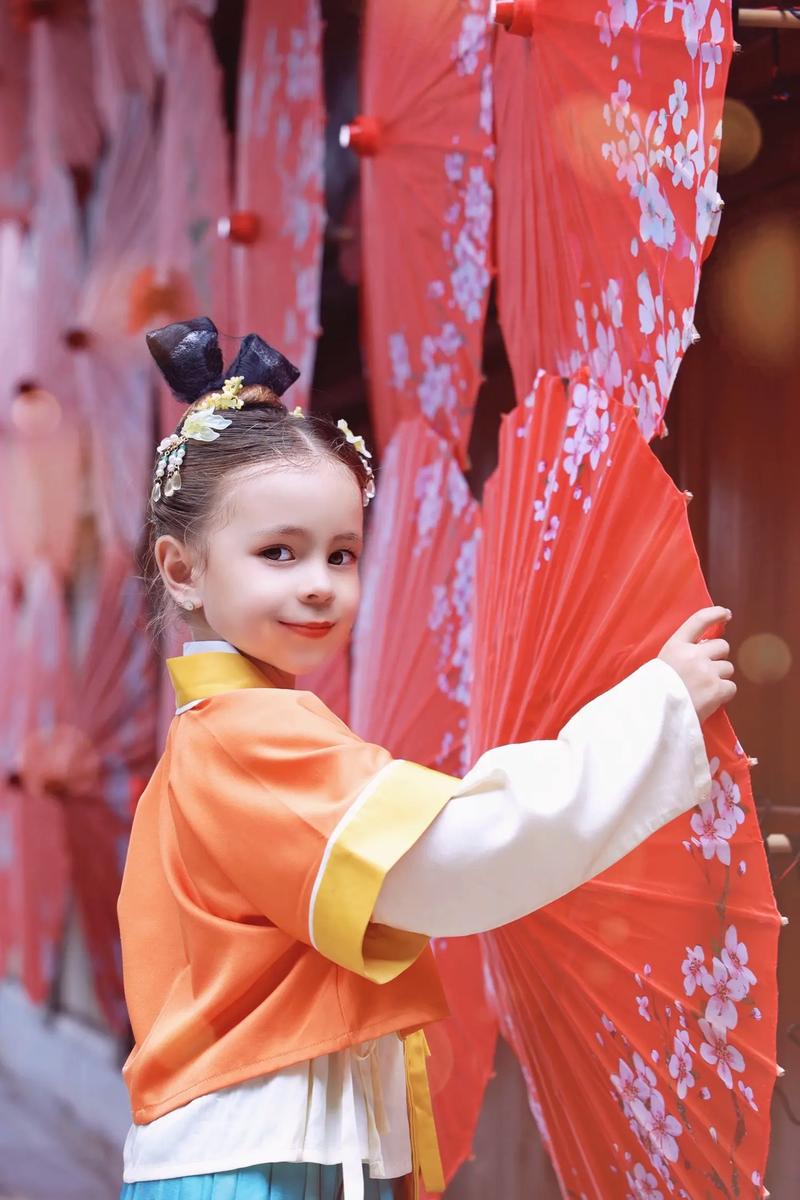 混血小孩同时穿上中国传统服装和西班牙三王节服饰
