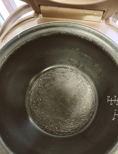 电饭煲内胆涂层轻微划痕实拍