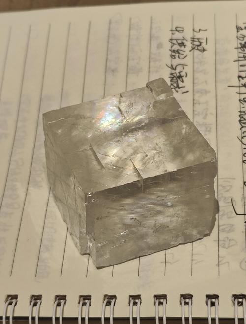 矿物识别方解石解理菱形块遇稀盐酸冒泡实验图