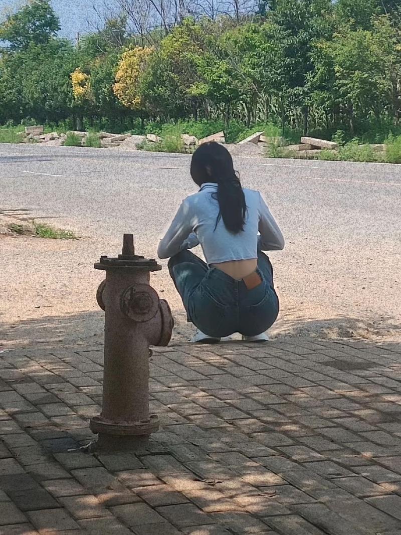 入户玄关蹲在地上哭的小学女生背影