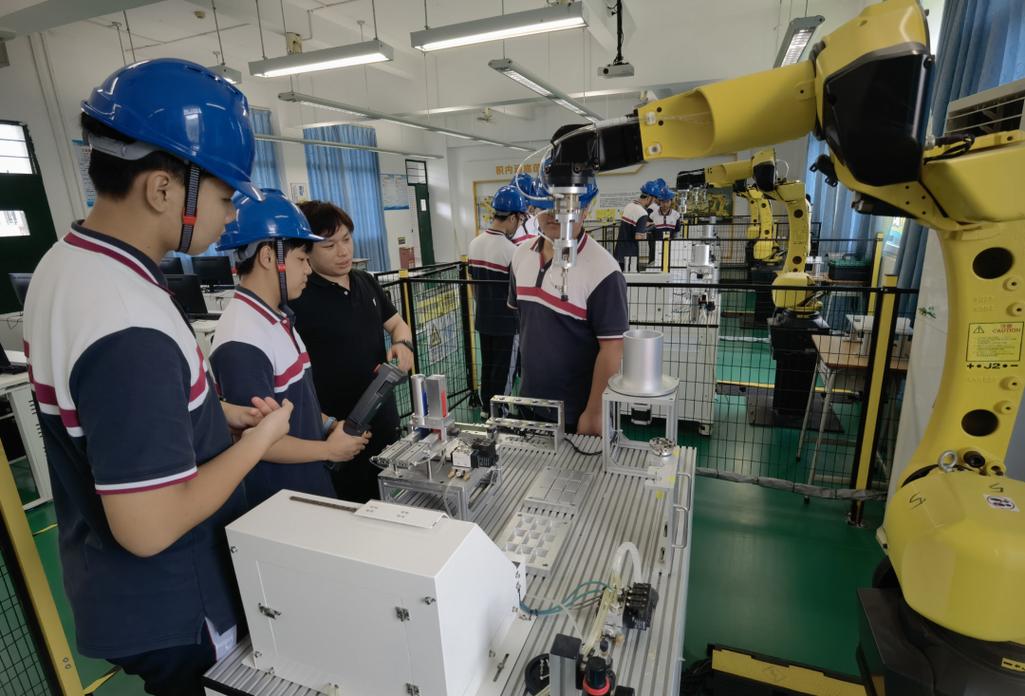 中职学校工业机器人实训中心场景