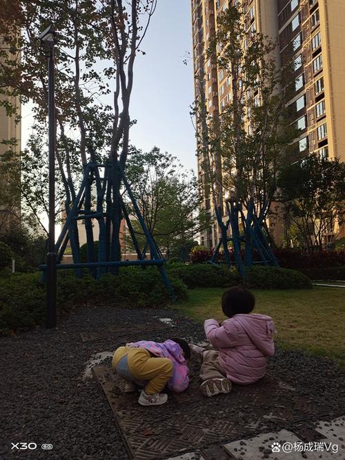 黄昏旧秋千秋千架生锈细节
