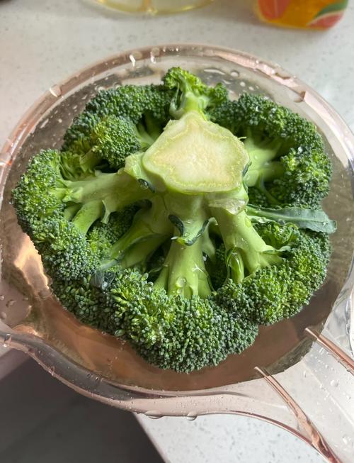 儿童餐盘里被排斥的西兰花特写