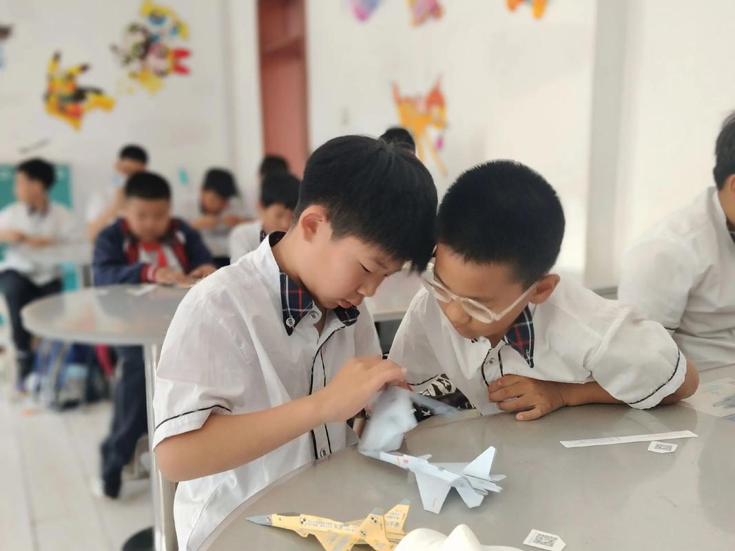 小学课堂学生分组折折纸飞机活动实拍