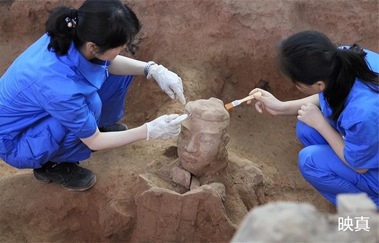 西安秦始皇兵马俑坑修复中陶俑