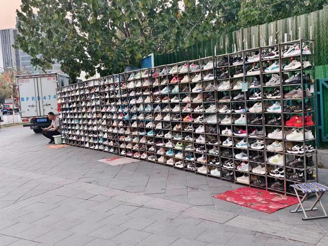球鞋二手市场交易现场