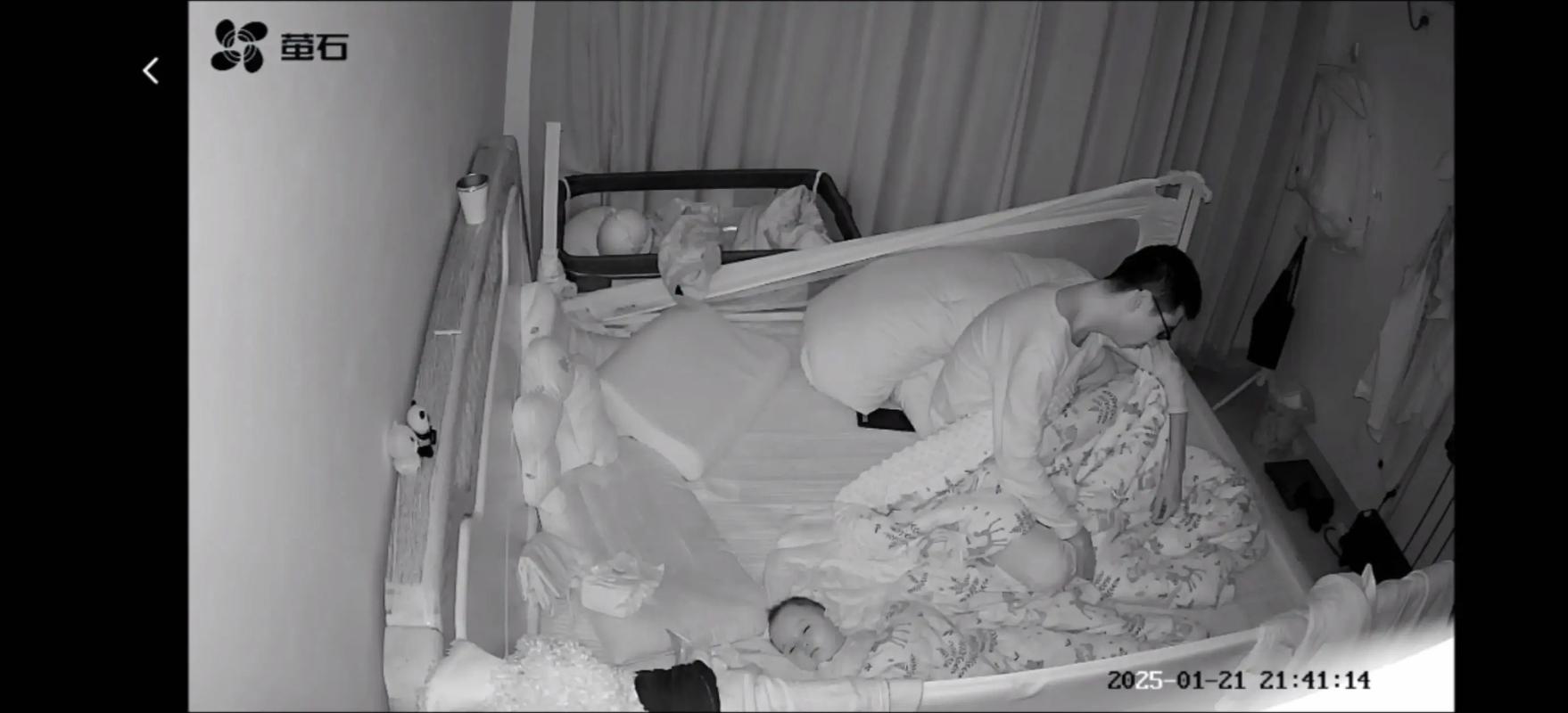 深夜爸爸用育儿APP记录宝宝睡眠状态的温馨房间画面
