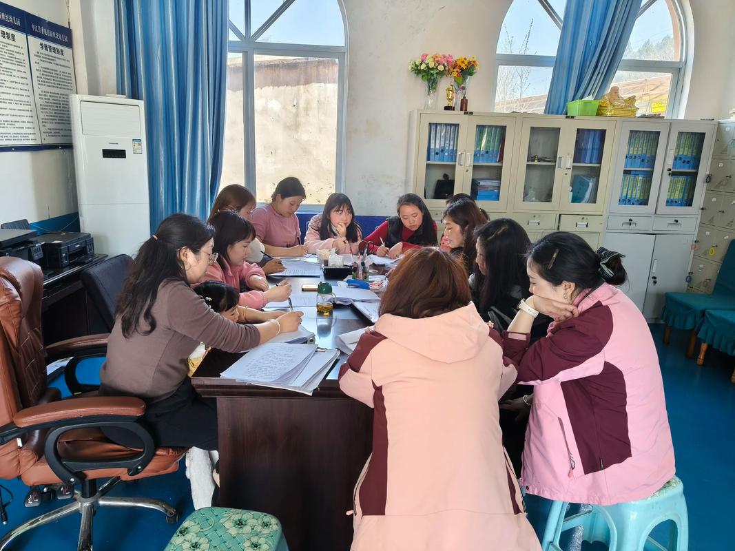 教师团队围坐制定个别化教育计划的场景