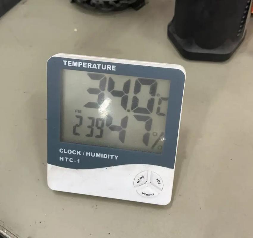 室内工作场所温度计显示34℃实拍图