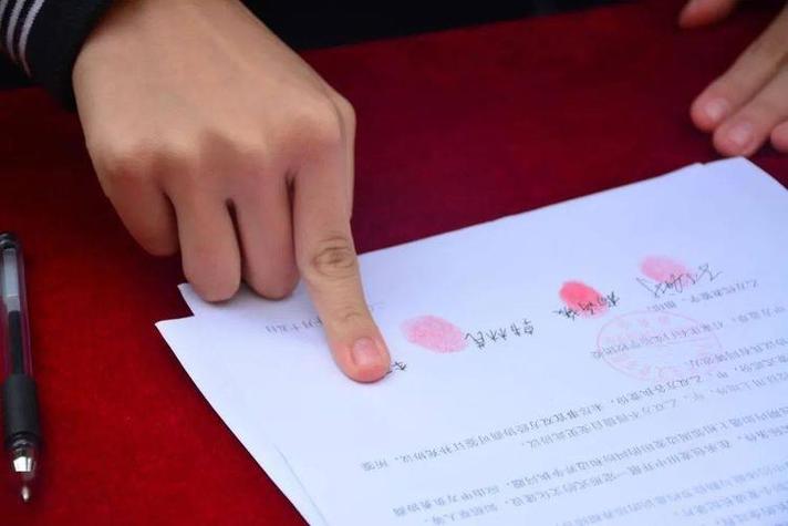 合同签字页拓印造假操作示意图