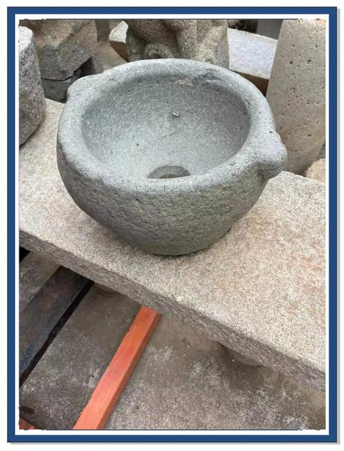 湘西腊尔山吊脚楼院落里的青石打糍粑臼