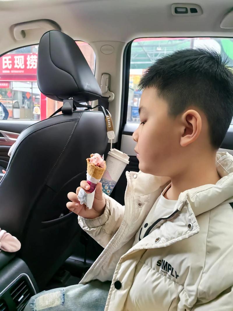 城市爸妈周末带孩子在公园吃冰淇淋