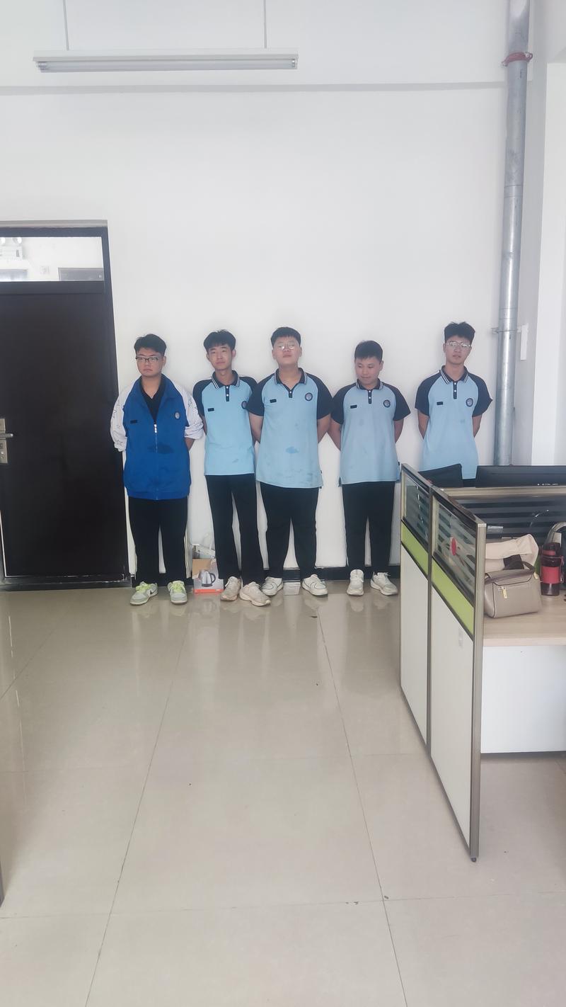 中学课堂上学生站起来发言攥着校服衣角的特写