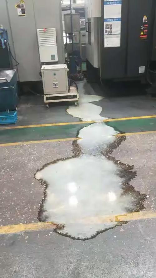 机械加工车间乳化液泄漏事故现场