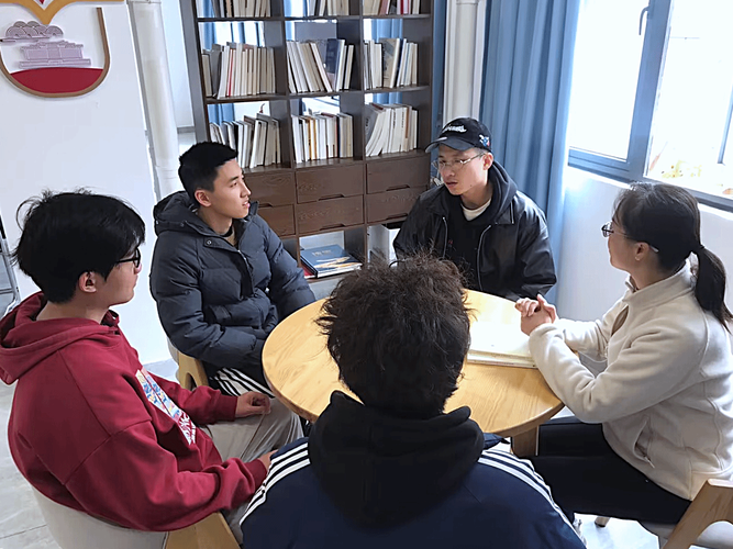 青少年课堂分组讨论人际关系与界限的场景