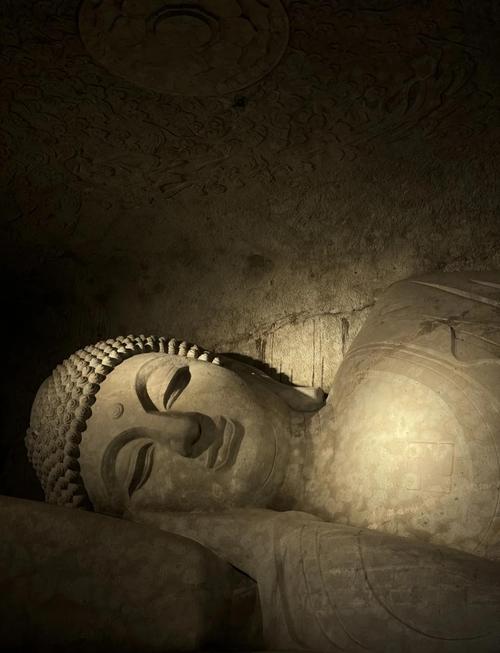 新昌大佛寺唐代卧佛岩壁香灰渍