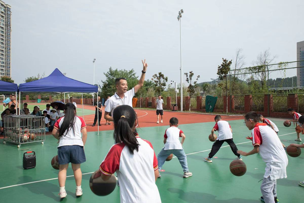 中小学体育课堂篮球原地运球教学场景