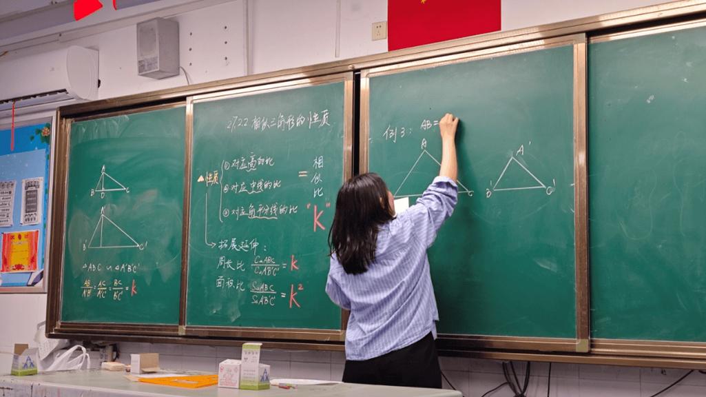 中学教室讲台分层布置作业板书场景