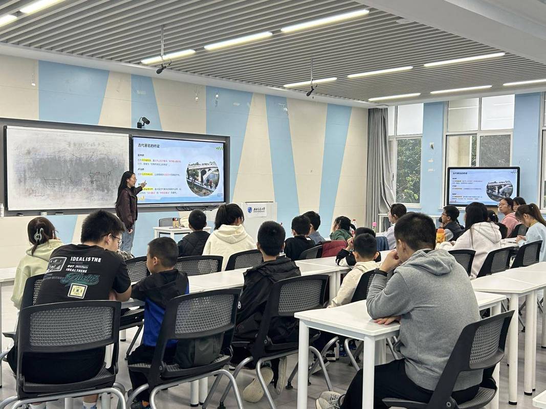 大学生素质教育家教兼职上课场景
