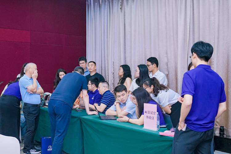 求职者正在研究目标公司的产品发布会截图
