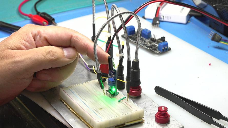 机械专业学生实训时粘贴振动传感器的操作细节
