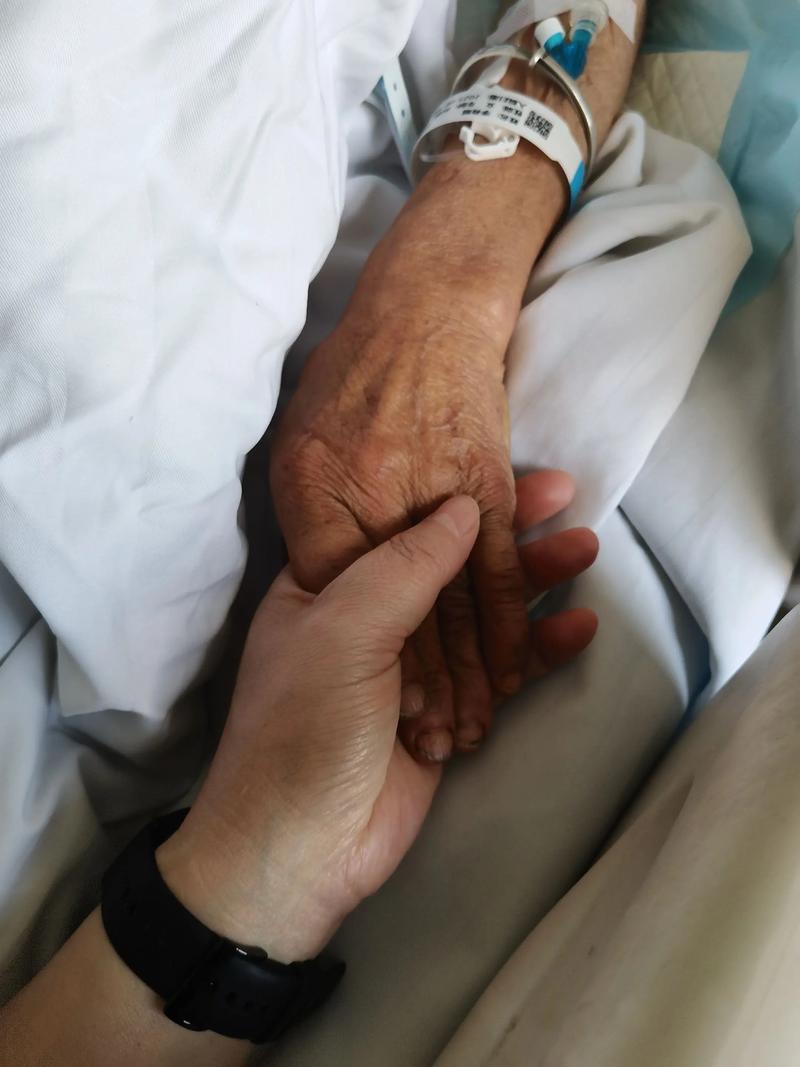 医院病房内白头偕老夫妇手紧握特写
