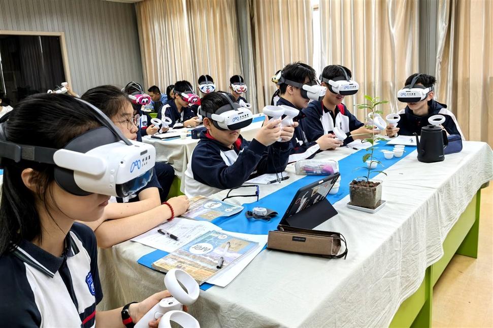 初中生参加虚拟现实社团活动